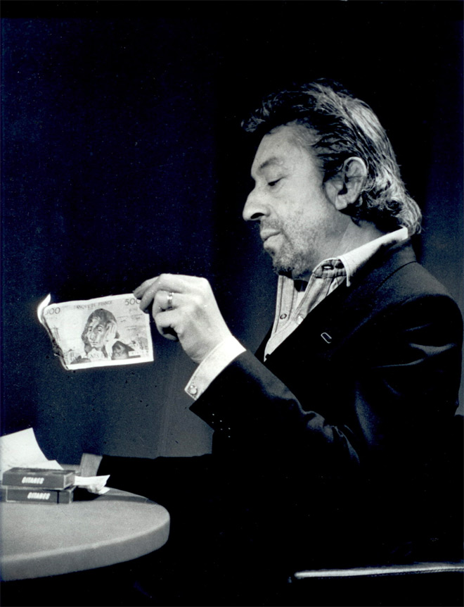 Gainsbourg quemando dinero