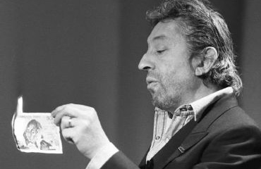 El acto de protesta que llevó a Serge Gainsbourg a quemar un billete de 500 francos